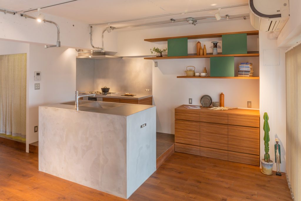 飾り棚がおしゃれなキッチン空間