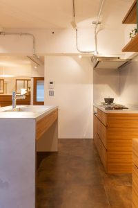 横から見たキッチン空間