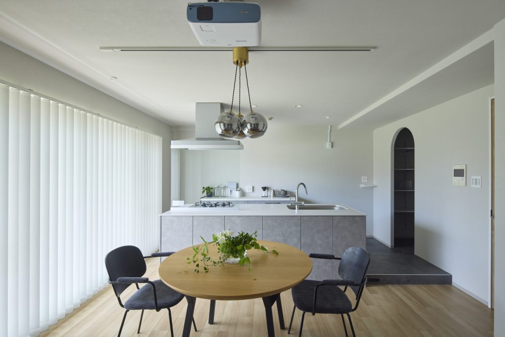 グレーを基調にコーディネートされたキッチン空間