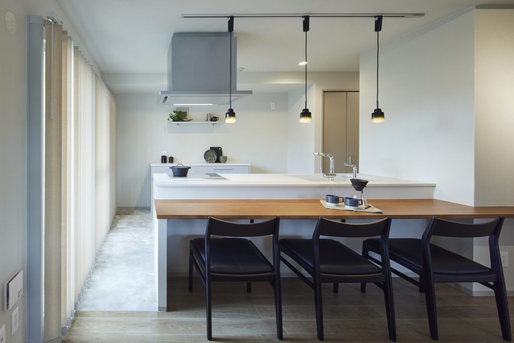 家族の会話が弾む対面キッチン