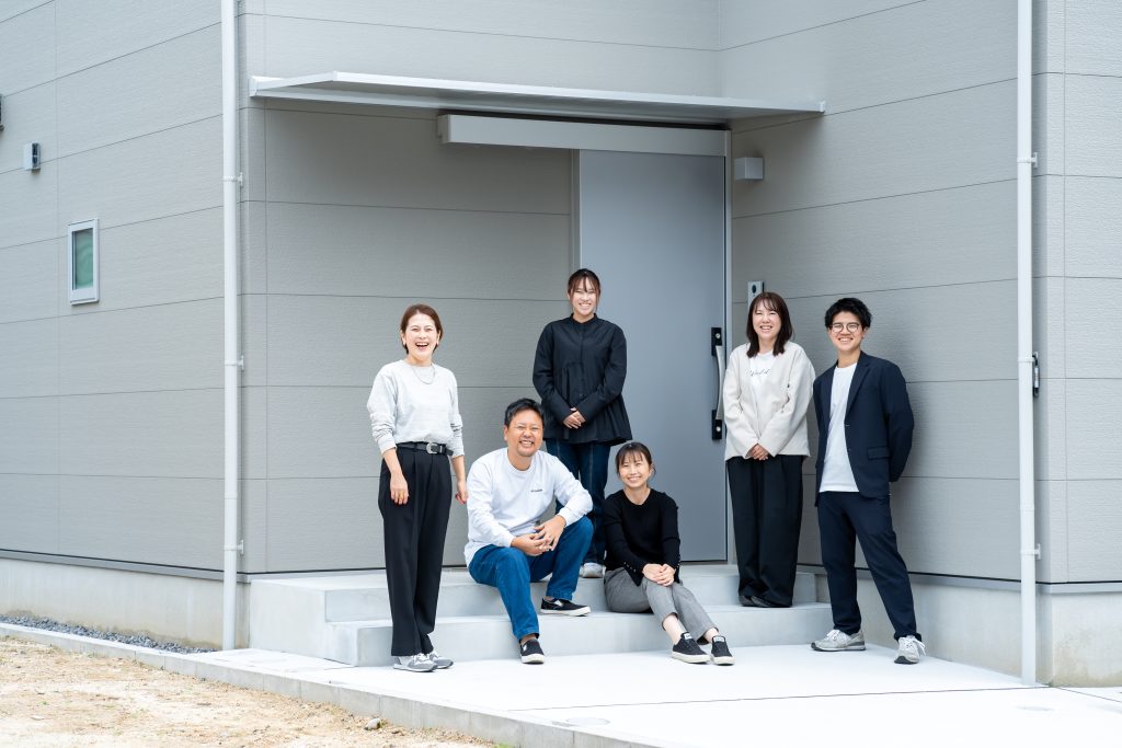 今回のリノベーションに取り組んだスタッフの集合写真