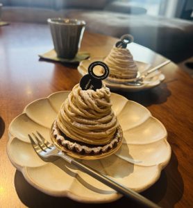 お客様にいただいたケーキとコーヒー