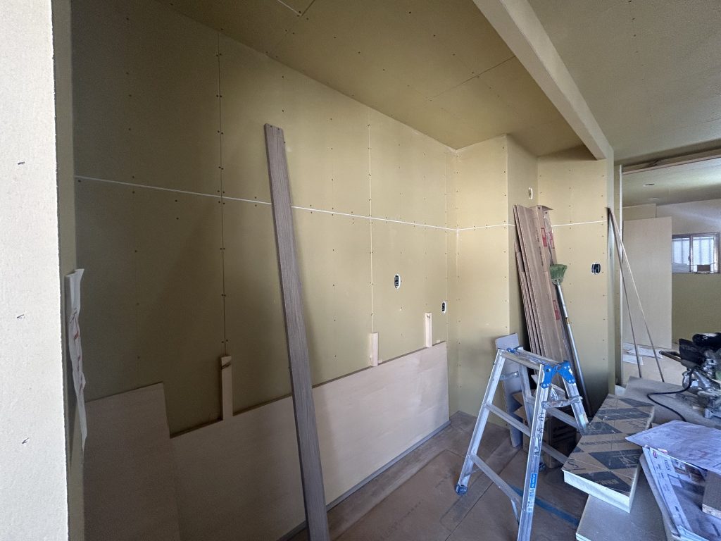 戸境壁に石膏ボードを施工した様子