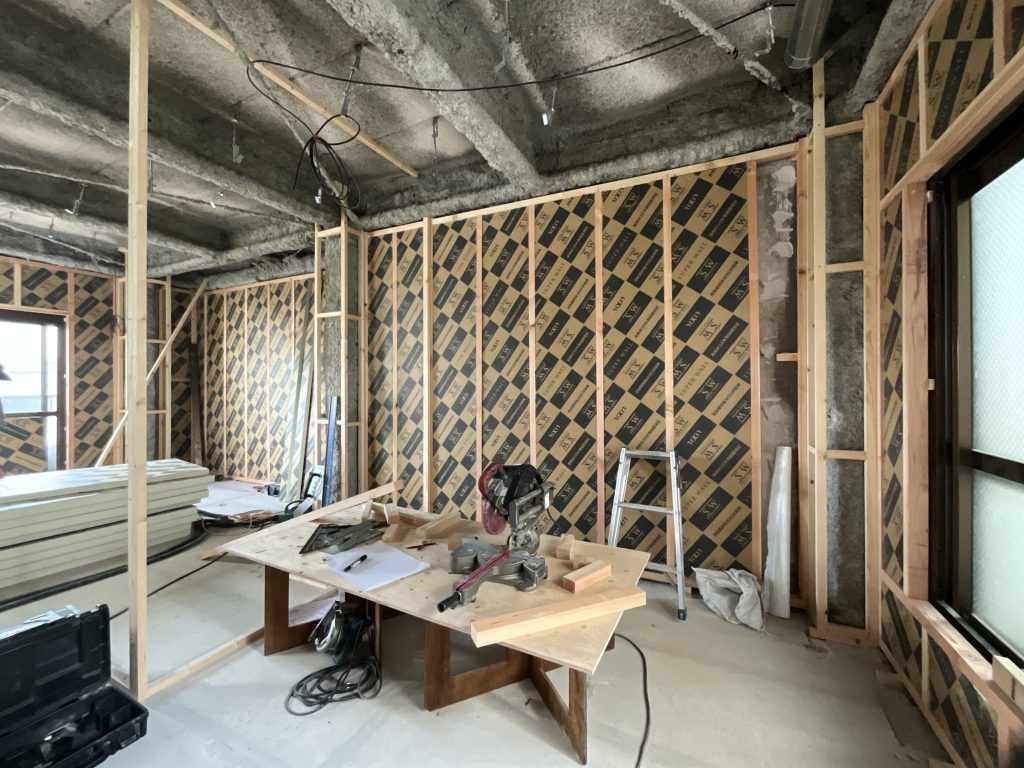 壁に断熱材パネルを施工した様子