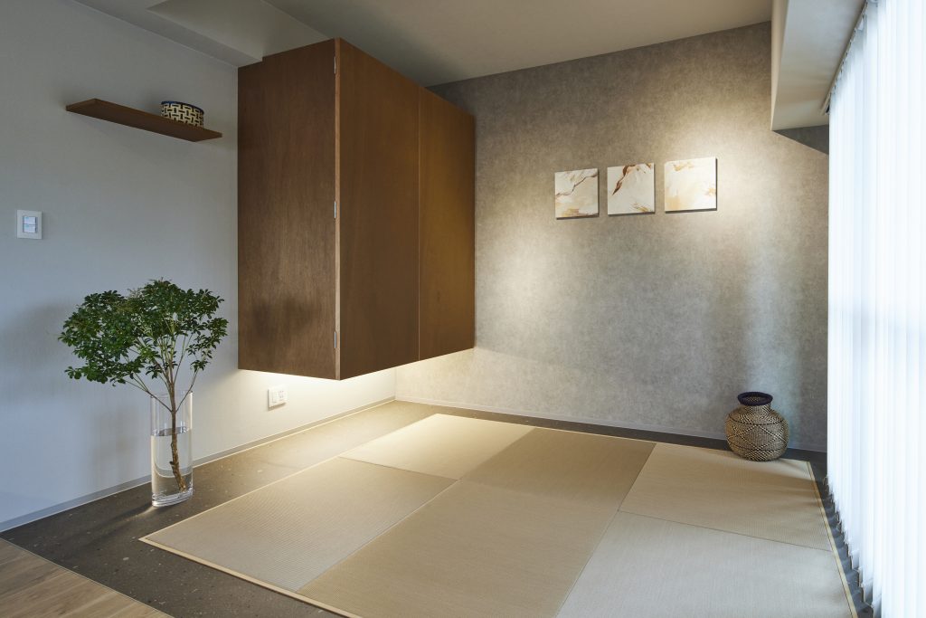 和室スペースに造作した吊戸棚