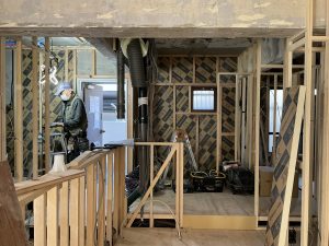 マンションリノベーションで断熱材を充填した様子