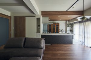 木のテイストを取り入れ、落ち着いた雰囲気のLDK空間