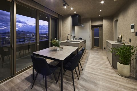 マンションの窓の外に夜景が見えるキッチン空間