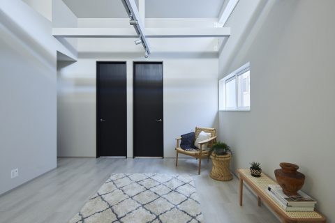 リビングと黒いハイドア