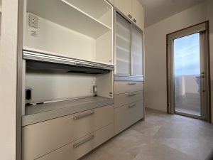 リノベーション後のキッチン背面カップボード