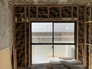 リノベーション工事で、マンションベランダ側の壁に断熱材を施工した様子