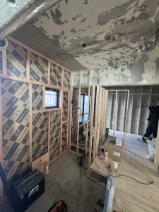 リノベーション工事、室内の大工工事の様子