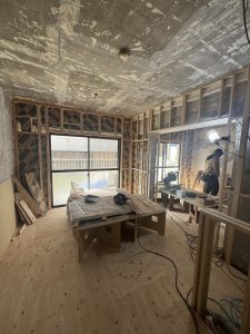 リノベーション工事、室内の大工工事の様子