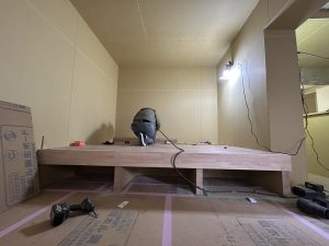 リノベーション工事で小上りを造作している様子