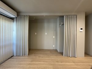 リノベーション後の収納スペース(カーテンを開けた様子)