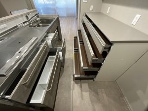キッチンの引き出しを開けた様子