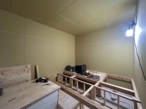 大工工事で小上りを造作している様子