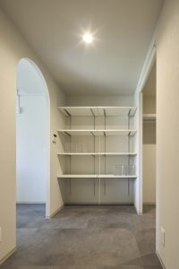 リノベーション後、キッチン横のパントリー