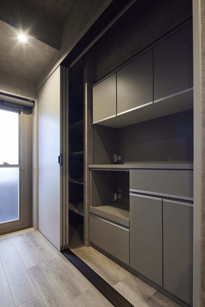 キッチン横のパントリー内のカップボード