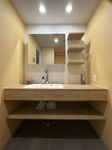 リノベーション後の明るい洗面空間