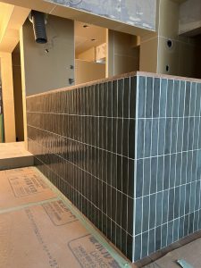 マンションリノベーション、キッチン腰壁の様子