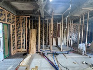 リノベーション工事で壁面に断熱材を充填した様子