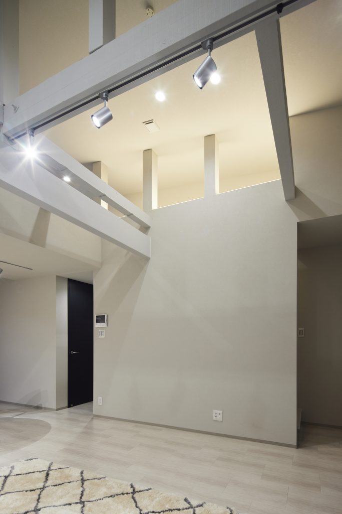 戸建リノベーション後の吹抜け。夜は間接照明で雰囲気も良い