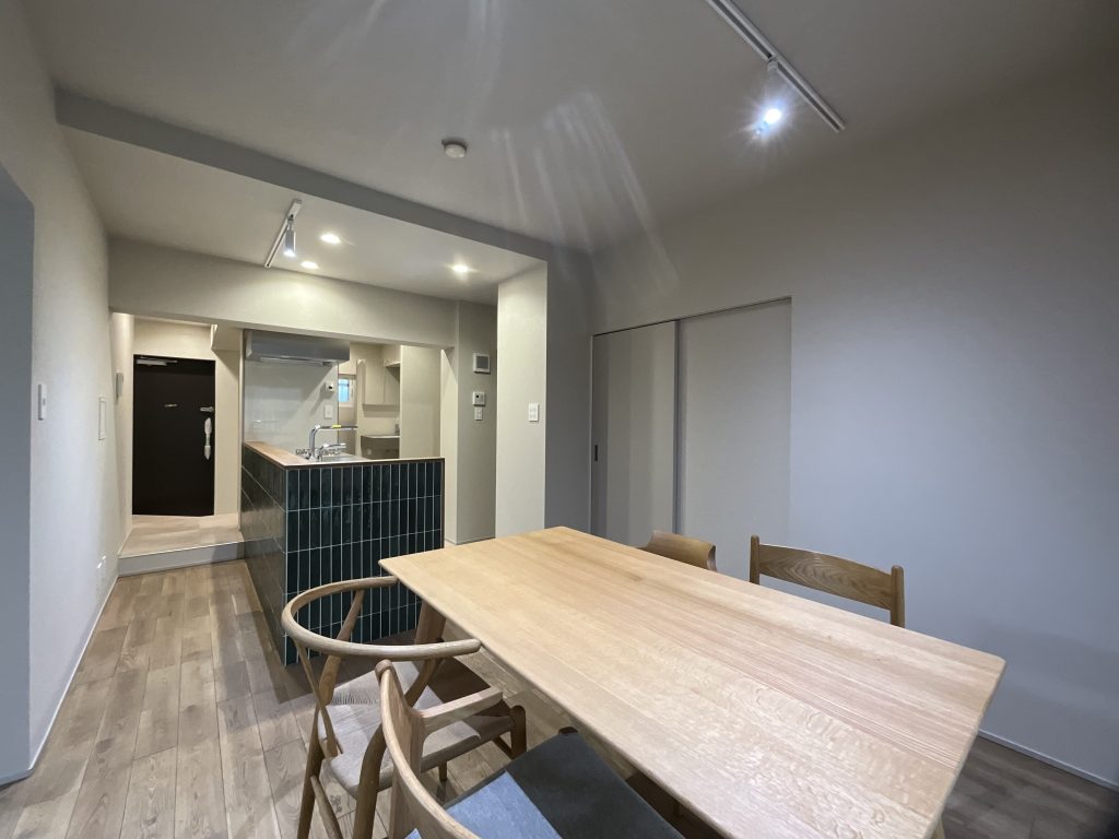 キッチンとリビングの様子