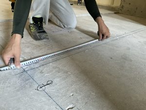 リノベーション工事、墨出しの様子