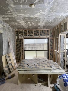 マンションリノベーションの際に断熱材を施工した様子