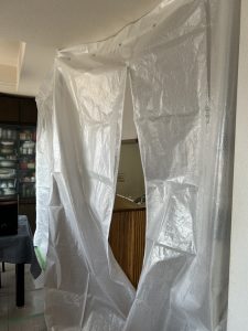 キッチン空間リフォームの養生を張った様子