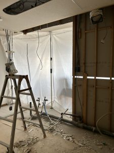 キッチンを解体した様子