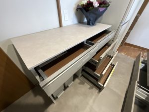 キッチン背面のカップボード