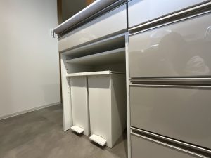 カップボード下のゴミ箱収納