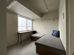造作のカウンターテーブルとソファベッド