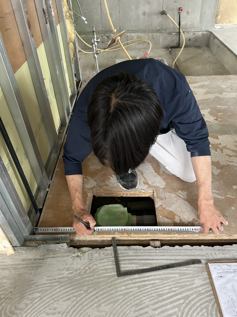 リノベーション工事の墨出しの様子