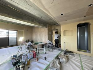 内装工事(塗装)前のLDKの様子