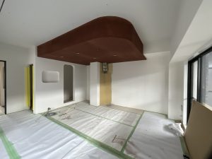 キッチン空間に壁紙を貼り終えた様子