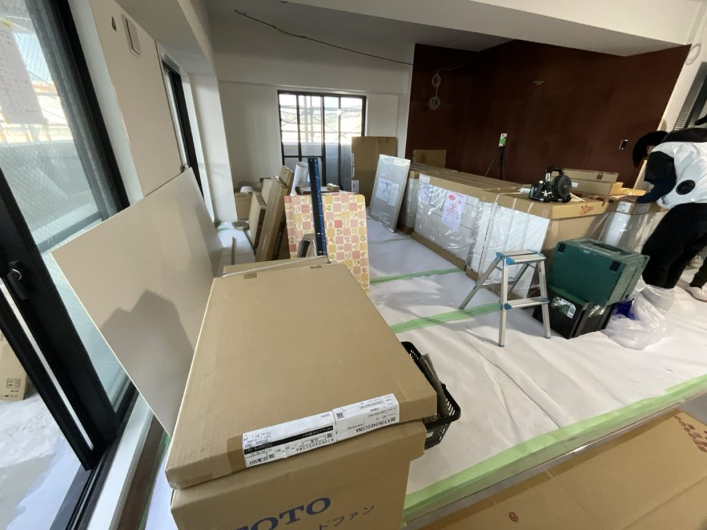 運び込まれたキッチン設備の部材