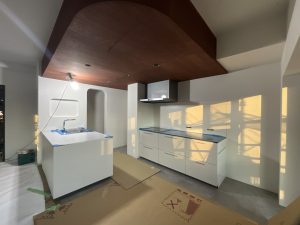 キッチンの取り付けが完了した様子