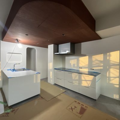 キッチンの取り付けが完了した様子