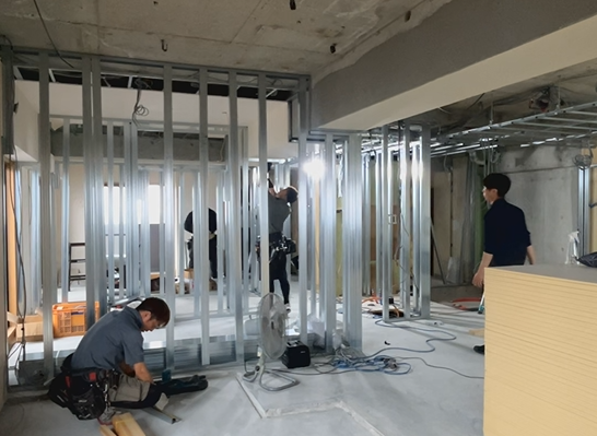 電気工事をしている様子