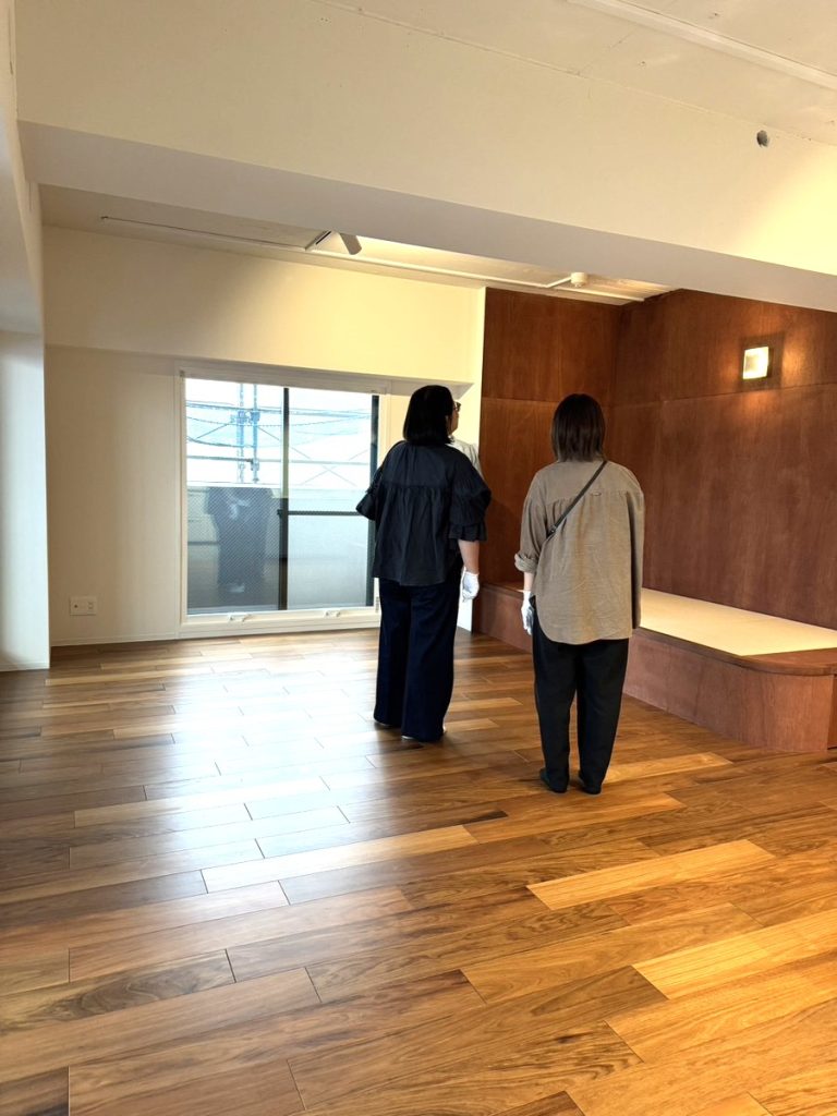 完成見学会で室内を見ている様子