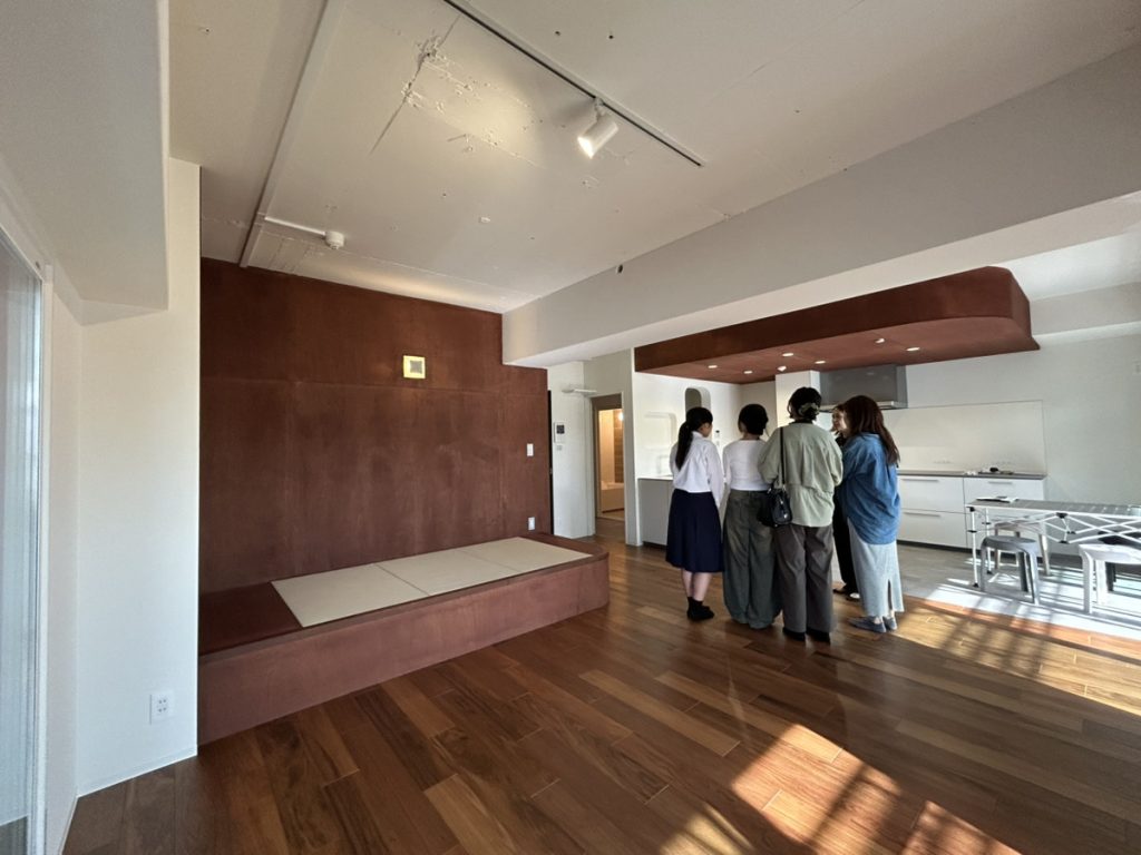完成見学会で室内を見ている様子