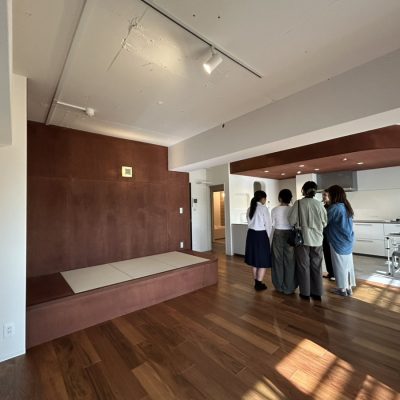 完成見学会で室内を見ている様子