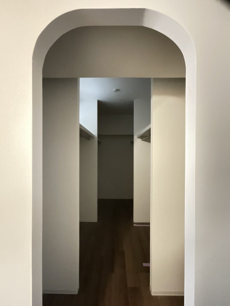 WICの写真。入口がRのデザインになっている。